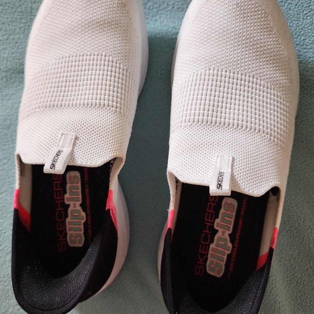Skechers size 10 Slip In's in White